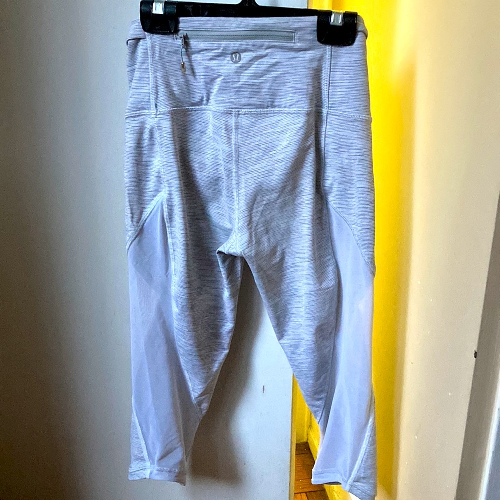Fabulous Lululemon Yoga Pants leggings size 4 heather Gray -mesh detail on sides - Picture 4 of 5